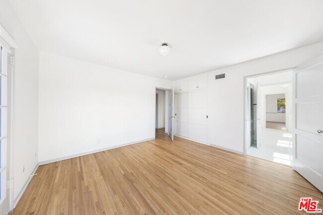 Building Photo - 1033 S Tremaine Ave