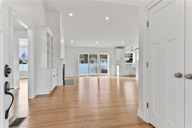 Building Photo - 95 Honeysuckle Rd