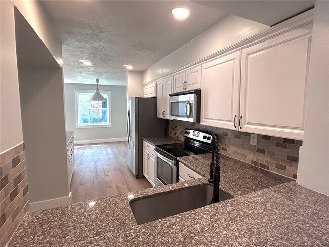 Building Photo - 11550 Chimney Rock Rd