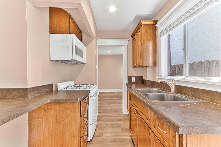 Building Photo - 1460 Gaviota Ave