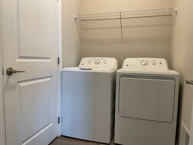 Building Photo - Shelby Township - 3 Bedroom, 2 Bath, End-Unit condo style w/Att Garage