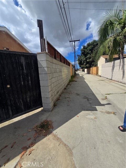 Building Photo - 999 Long Beach Blvd