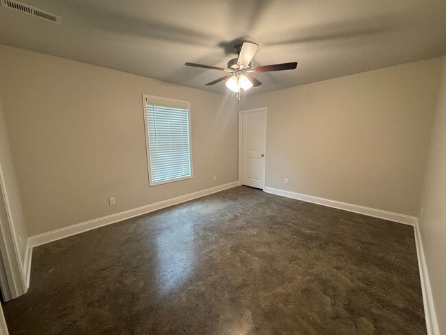 Building Photo - 5 Bedroom 2 Bathroom Home for Rent close t...