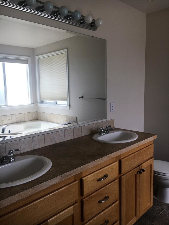 Building Photo - 725 W Ashby Dr