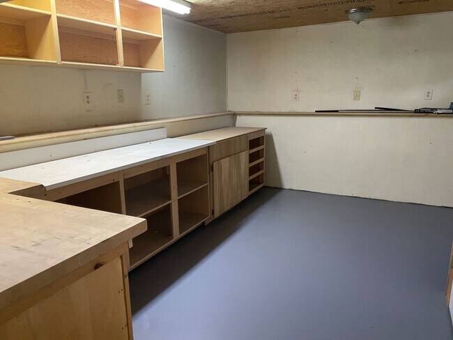 Building Photo - 5 Bedroom/2 Bathroom House in Layton