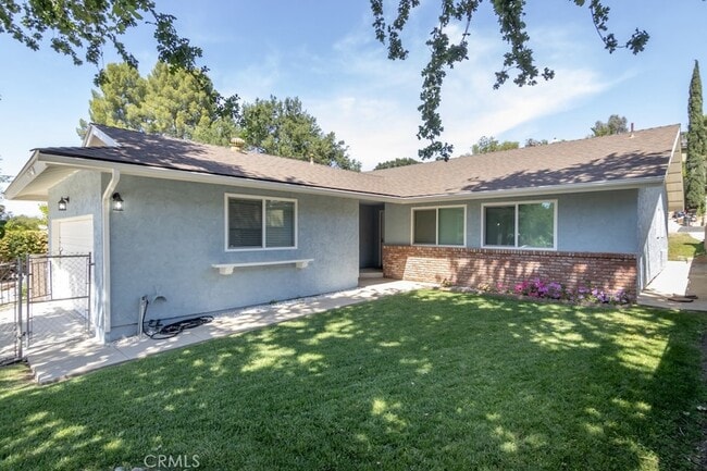 Building Photo - 25040 Everett Dr