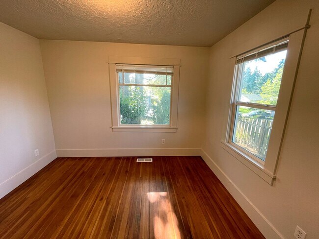 Building Photo - Charming 1920s Bungalow in Montavilla, Washer and Dryer Included!