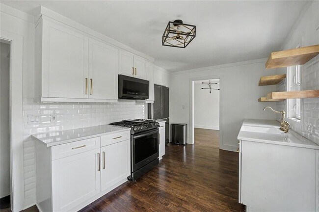 Building Photo - 2352 2nd Ave