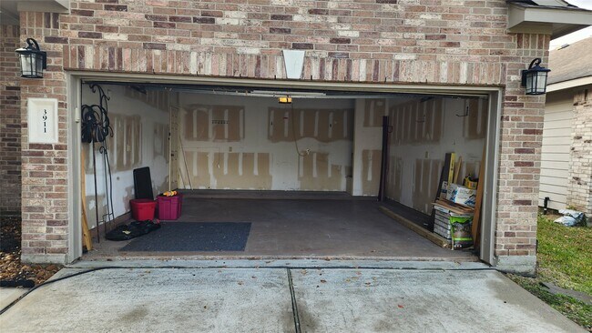 Building Photo - 3911 Falvel Cove Dr