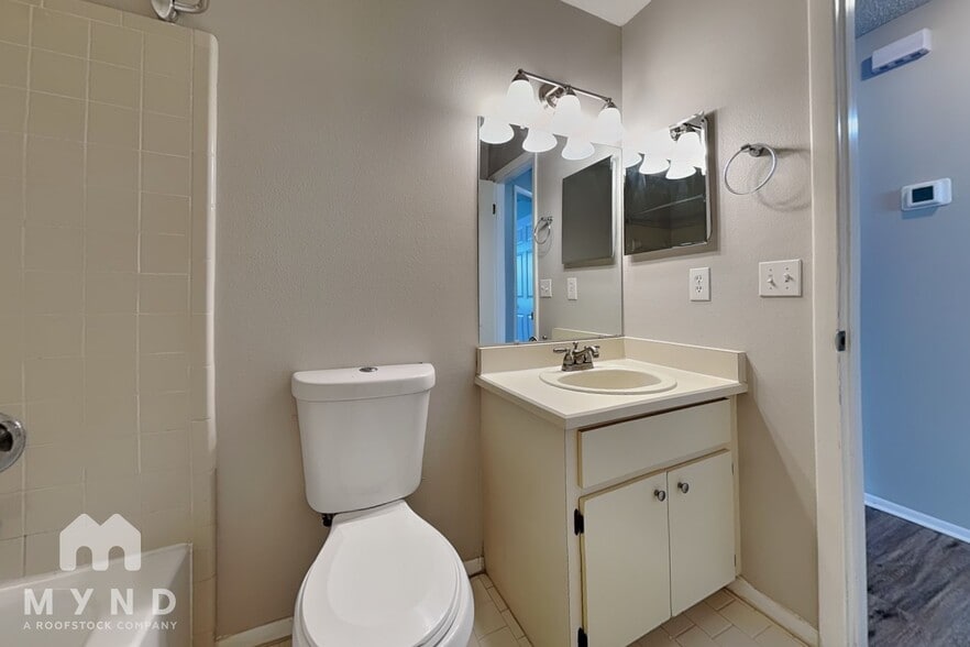 Building Photo - 2800 Falling Tree Cir