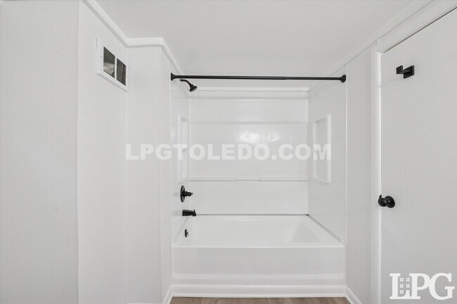 Building Photo - 4013 Caroline Ave