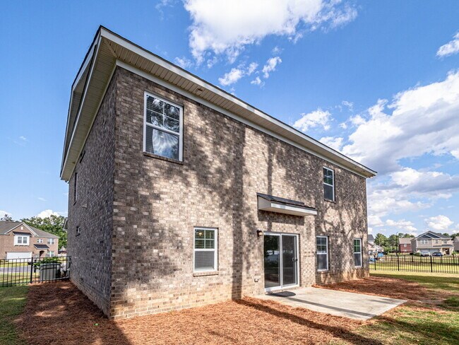 Building Photo - Like new and available now!