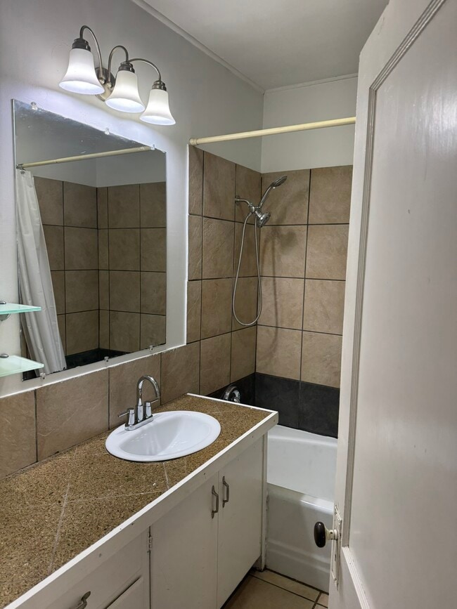 Building Photo - 219 Chapel Ave