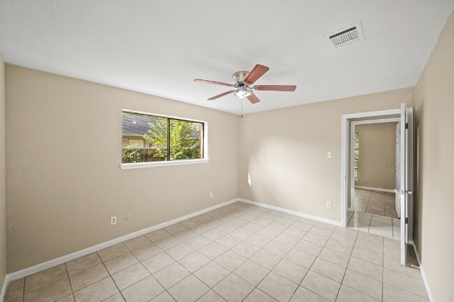 Building Photo - Charming home in Woodland Oaks Subdivision