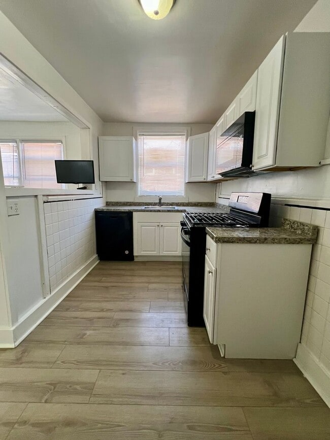 Building Photo - Stunning 3-Bedroom Townhome in Drexel Hill! Available NOW!