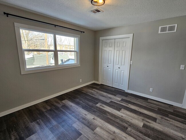 Building Photo - Like new large 2 bedroom apt coming available!