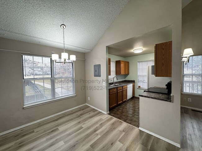 Building Photo - Beautiful 2 Bedroom Condo Near UCCS