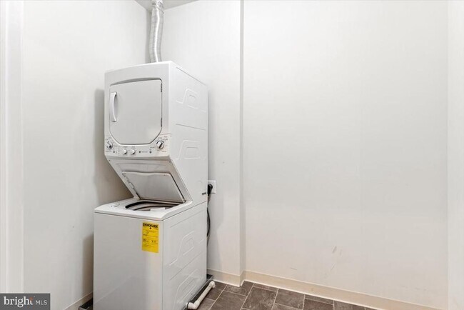 Building Photo - 316 Bridge St