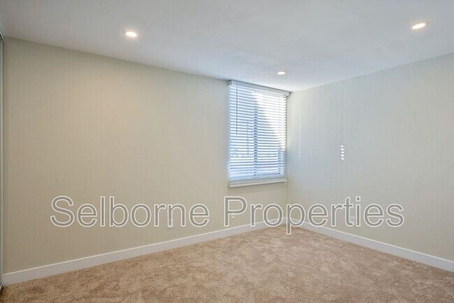 Building Photo - 601 Oakland Ave