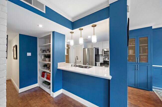 Building Photo - 8944 Chatsworth Dr