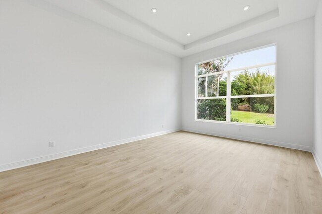 Building Photo - 140 SE Via Tirso