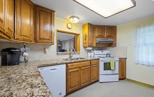 Building Photo - Spacious 4-Bedroom Home with Solar Panels in Richland