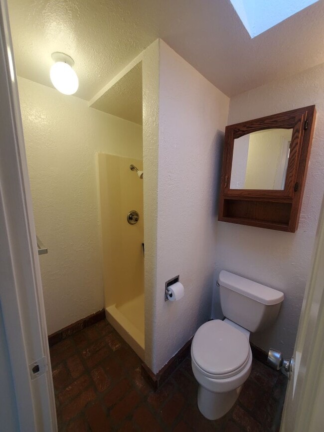 Building Photo - Charming Oak View Studio