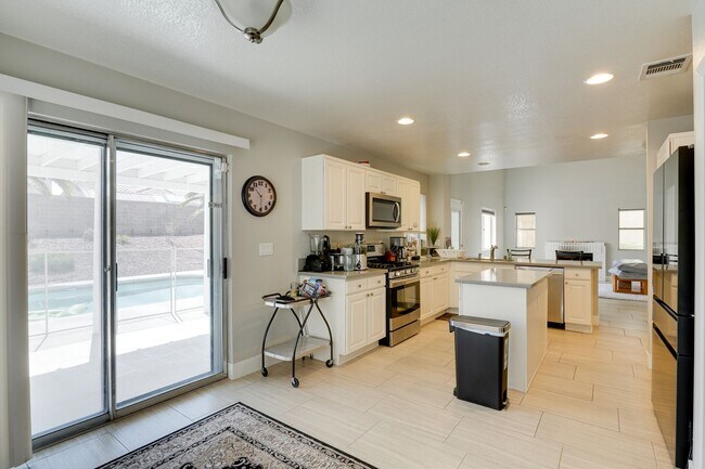 Building Photo - Cozy 3-Bed Home with Pool & Fireplace in P...