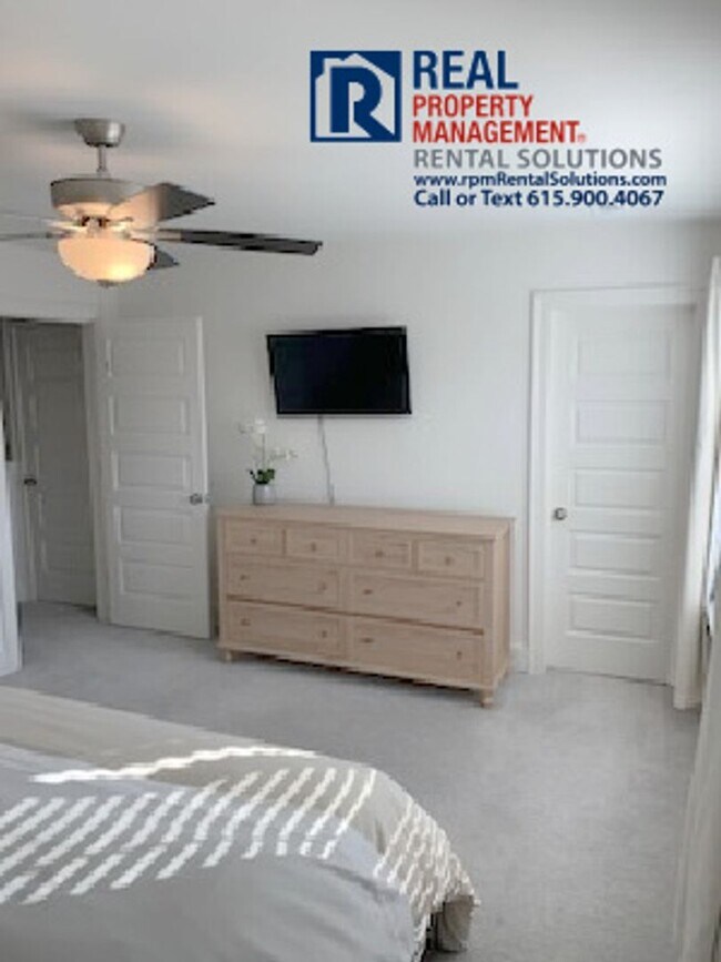 Building Photo - Like new 3 bd townhome in Smyrna with garage!