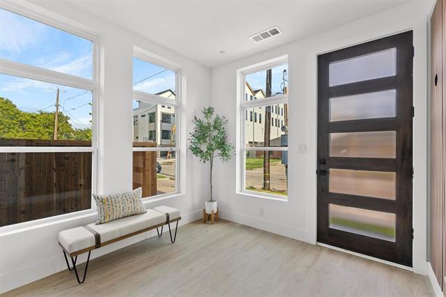 Building Photo - 723 W 10th St