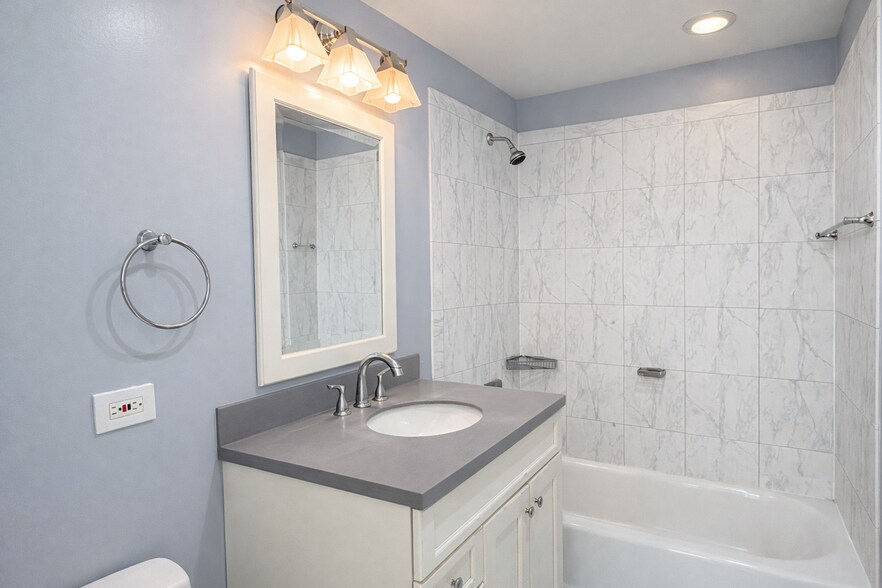 Building Photo - 805 W Wolfram St