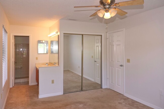 Building Photo - Spacious 2bd 2bth Condo Available Now!