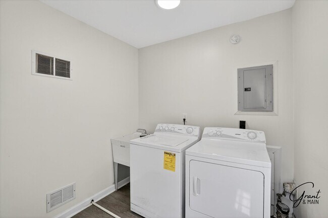 Building Photo - 15490 Dixie