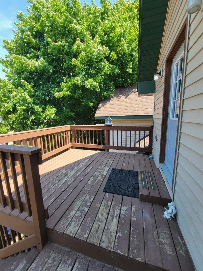 Building Photo - 1006 E 2nd St