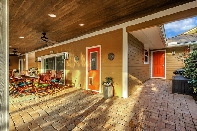 Building Photo - 3271 SE Court Dr