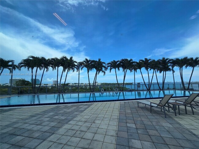 Building Photo - 601 NE 36th St