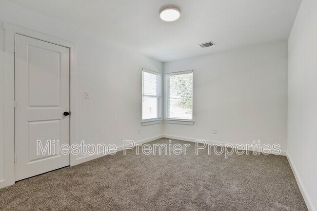 Building Photo - 101-103 E Bond St