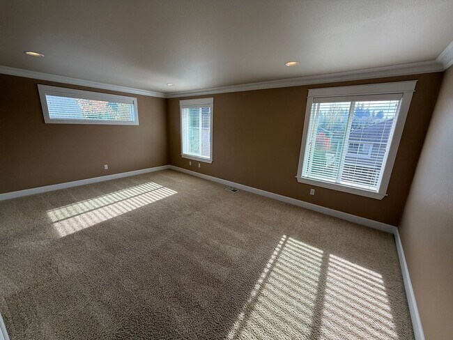 Building Photo - Stunning large 3 bedroom plus bonus rooms ...