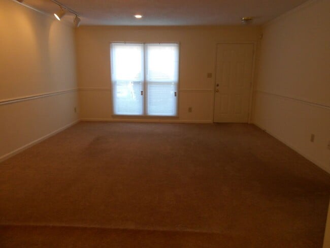 Building Photo - Spacious 2 Bedroom Condo Near Downtown Ath...