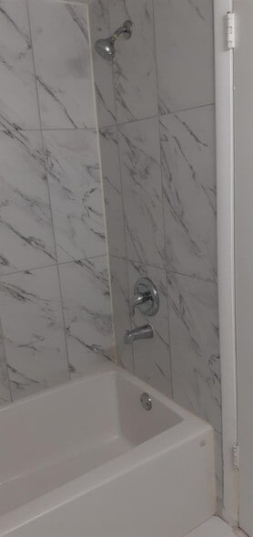 Building Photo - 101 SE 6th Ave