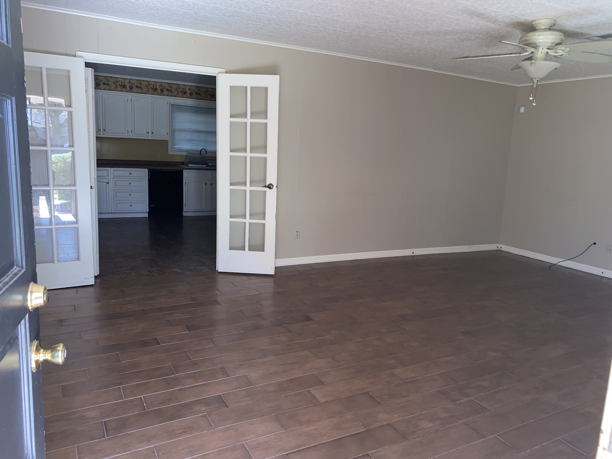 Living Room with ceramic floors - 606 Comfort Ln