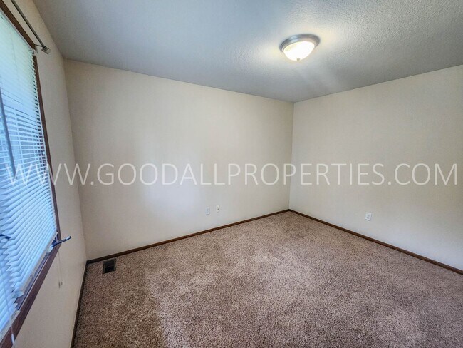 Building Photo - Executive 4 Bedroom Home in West Des Moines with a fenced in yard !!!