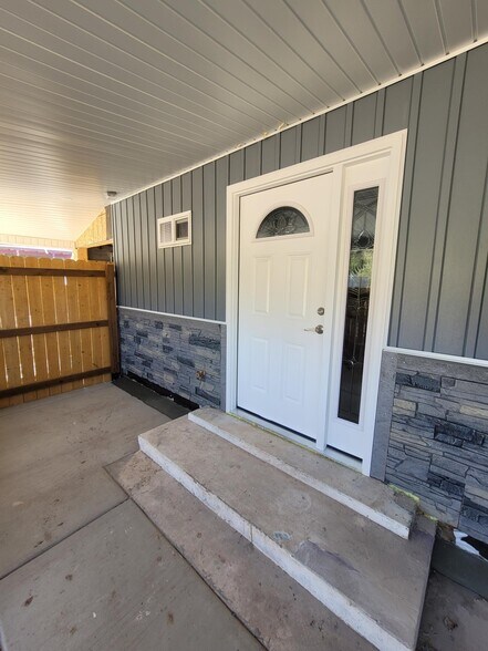 Building Photo - 168 E 70 S