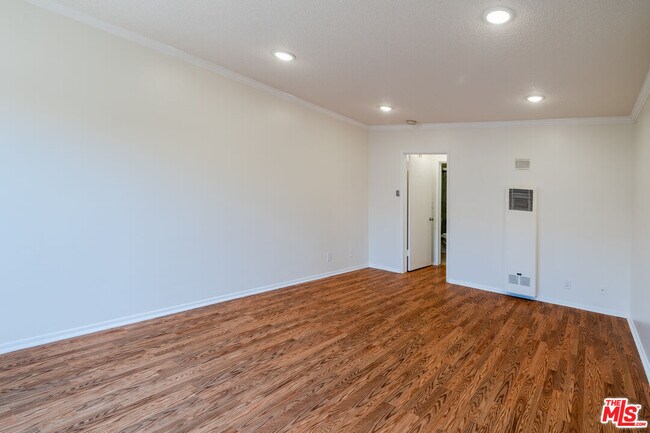 Building Photo - 7209 Willoughby Ave