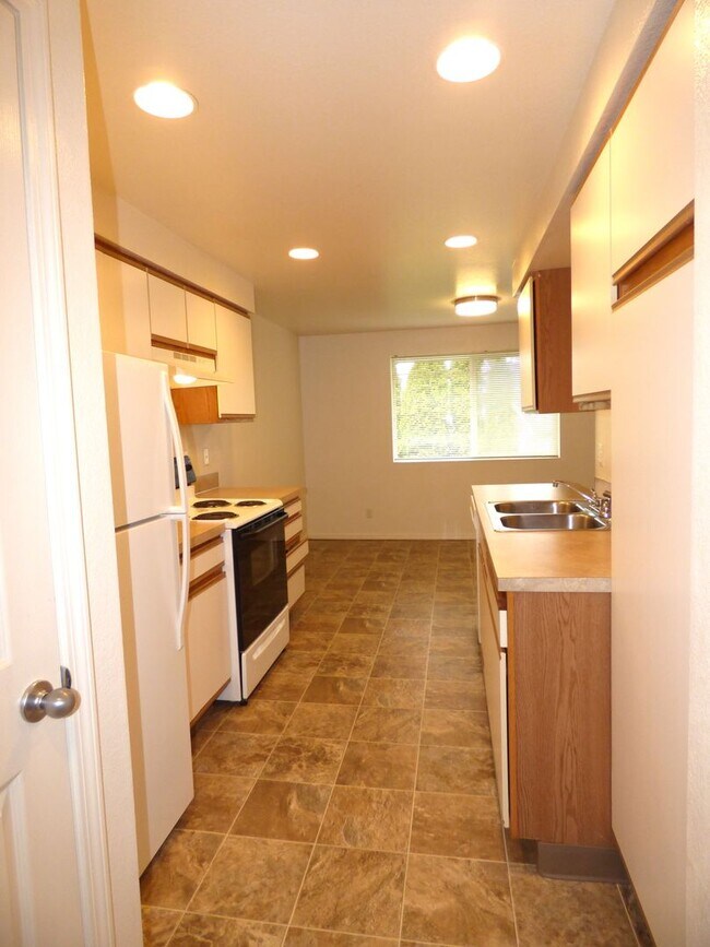 Building Photo - Rent Special: April's Rent FREE!! 2 Bedroom 1 Bath Unit NE Salem!