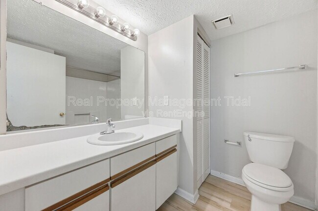 Building Photo - 302 Wells Ct