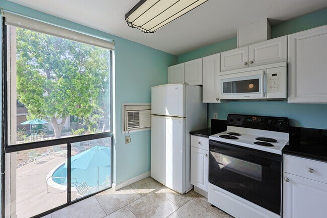 Building Photo - 1 Bed / 1 Bath Condo Near Cowles Mountain – Move-In Special!