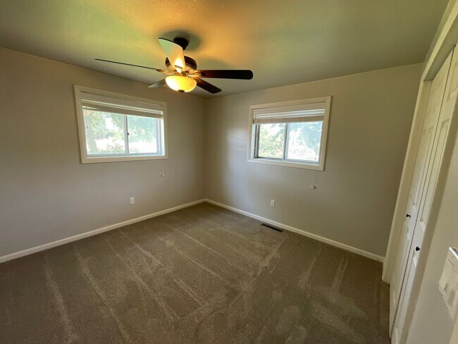 Building Photo - Cozy Mid-Century Modern on a Half Acre!