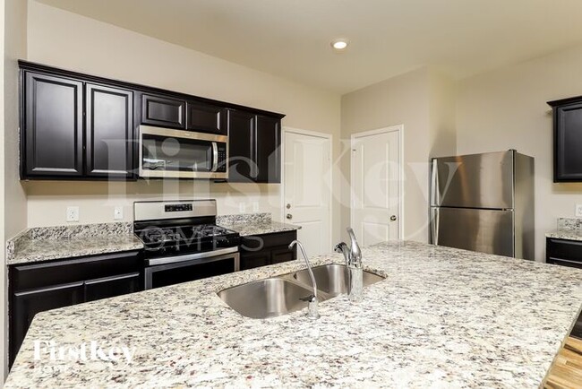 Building Photo - 4848 Hallies Gdn