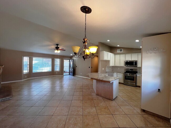 Building Photo - 516 Sun Rose Ave